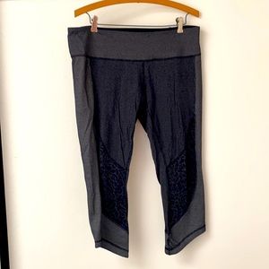 lululemon mid-rise black print Capri leggings s12